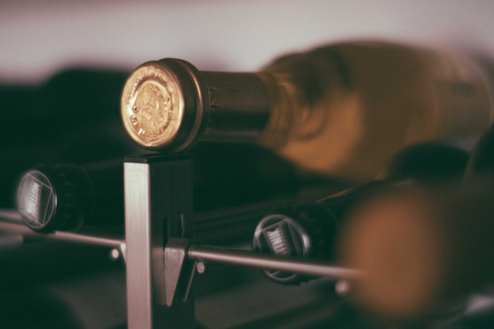 Bottles of wine on rack. Foto by Francesco Ungaro from Pexels.