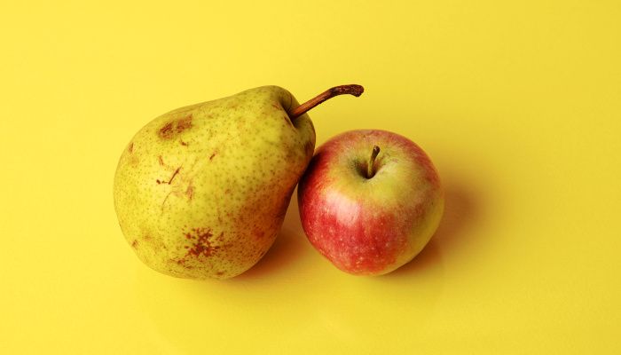 Una manzana y una pera.