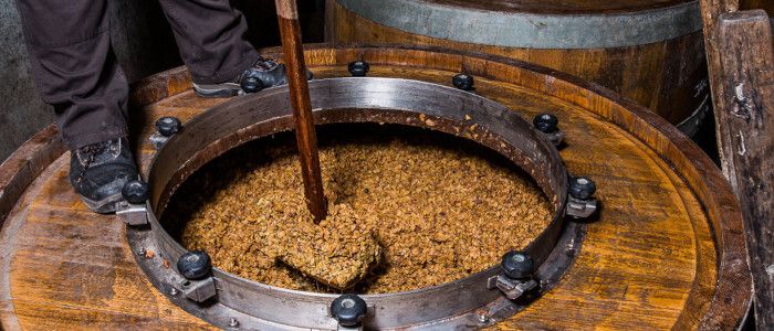 Nella cantina Radikon, un grande tino aperto in alto dove si possono vedere molte bucce di uva bianca che fermentano con il mosto