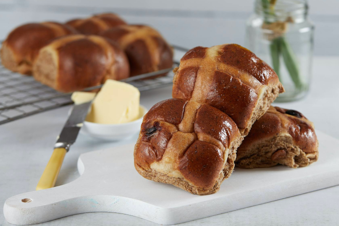 Low carb Keto hot cross bun. Photo by Seriously Low Carb from Unsplash.