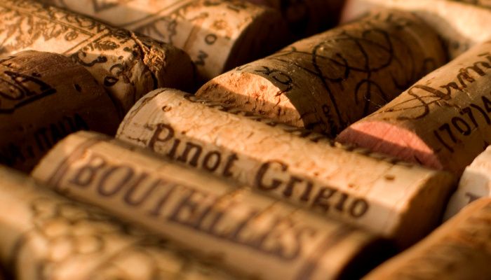 Un corcho rotulado con el nombre de Pinot Grigio destacando entre otros corchos de vino de distintas procedencias.