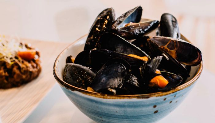 Bol de mejillones al vapor.