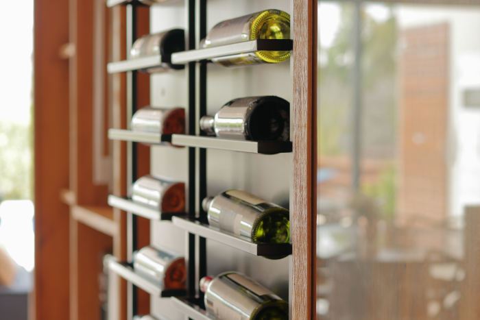 Shelf with Wine Bottles. Foto by Alex Pinheiro from Pexels.