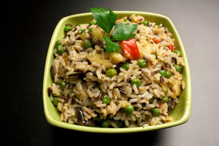 Plato de arroz con guisantes y otras verduras.